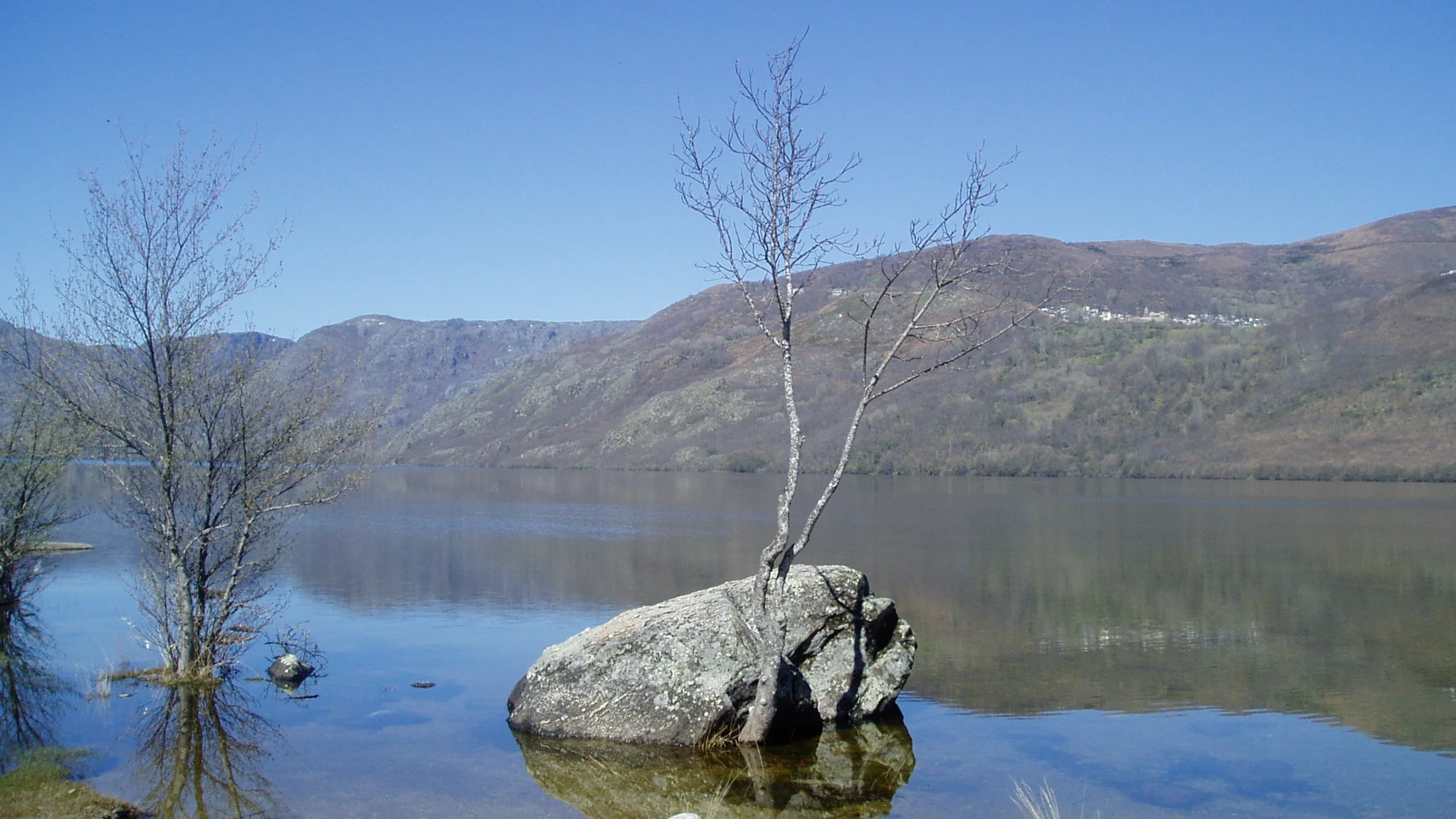File:Lago de Sanabria desde la playa de los Enanos  Abril 2006.jpg