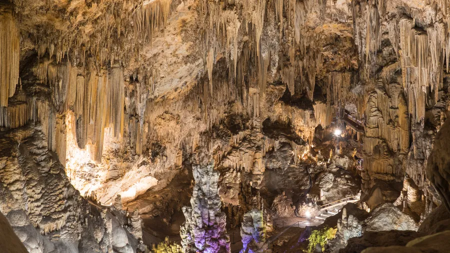 Vista de la Cueva de Nerja, mostrando sus impresionantes formaciones geológicas.
