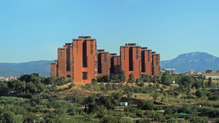 Vista panorámica de las montañas de Montserrat, cerca de Barcelona, mostrando la belleza natural de la región.