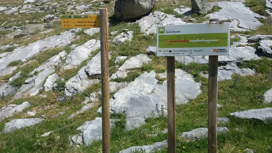 Vista del Valle de Benasque con sendero de trekking