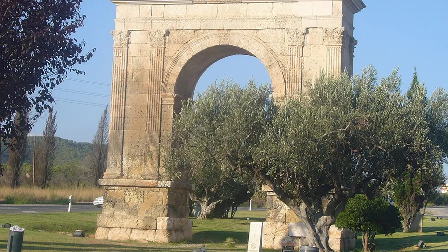 Römischer Triumphbogen von Barà