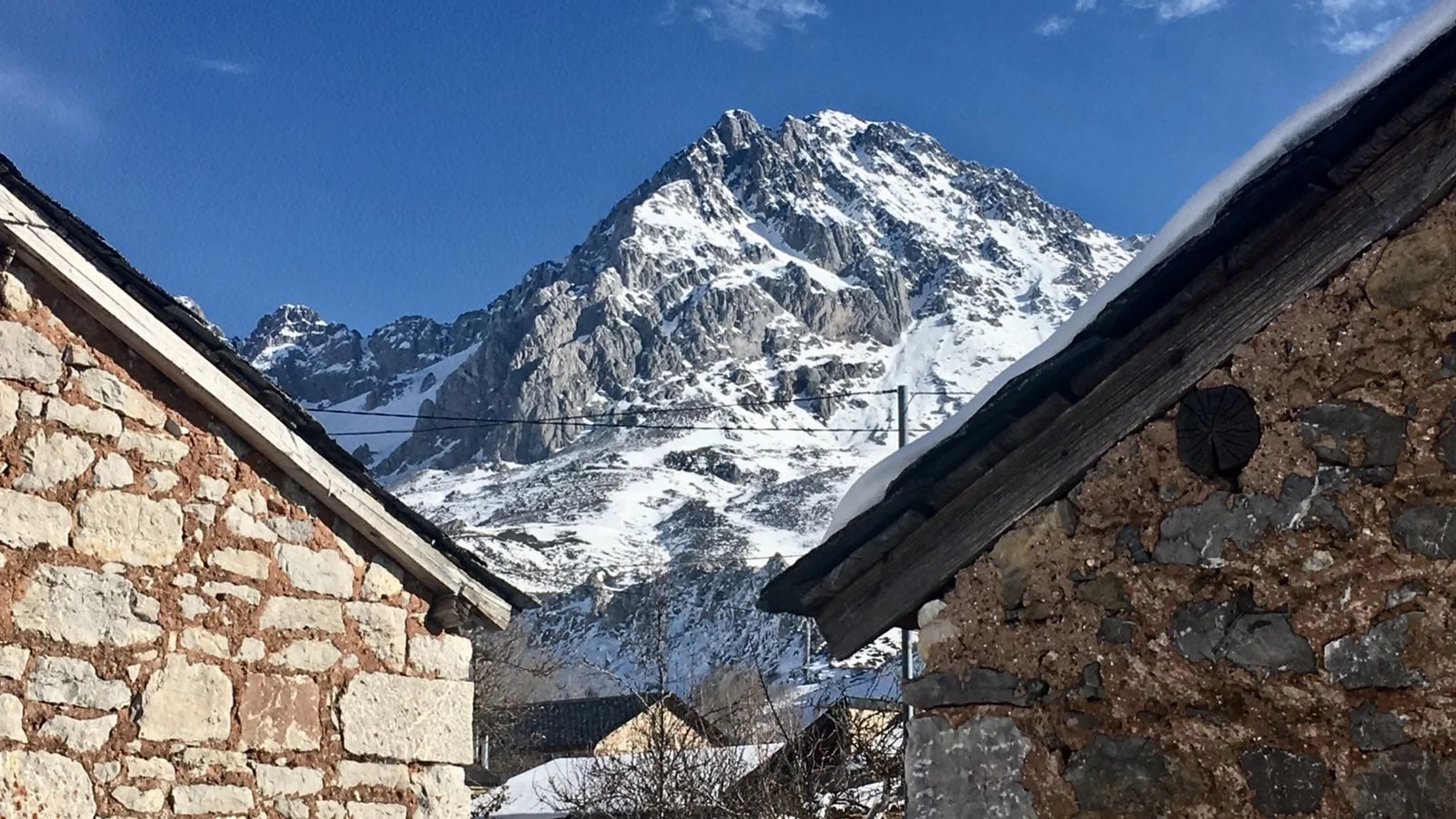 El macizo de Peña Ubiña visto desde Torrebarrio