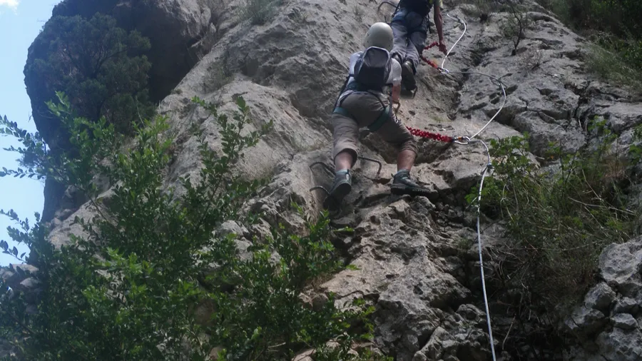 Imagen de Artículo de Blog: Qué es una vía ferrata: guía completa para principiantes con niveles, equipamiento y consejos