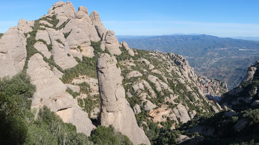 Vista panorámica del Parque Natural de Montserrat con formaciones rocosas y vegetación.
