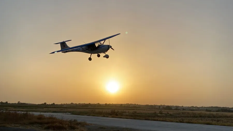 Avioneta al atardecer durante el vuelo