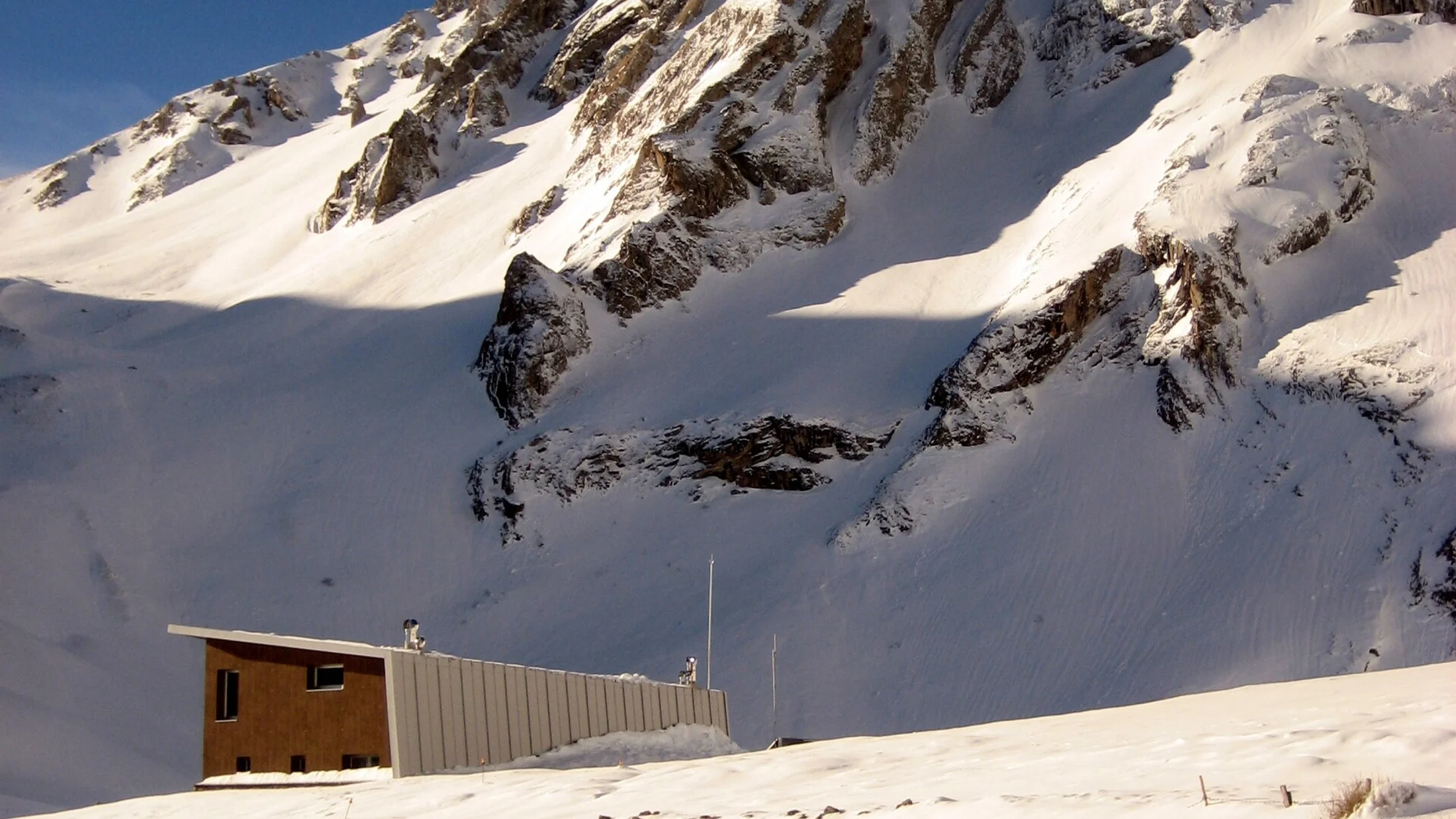 El refugio del Meicín, en el eje del macizo