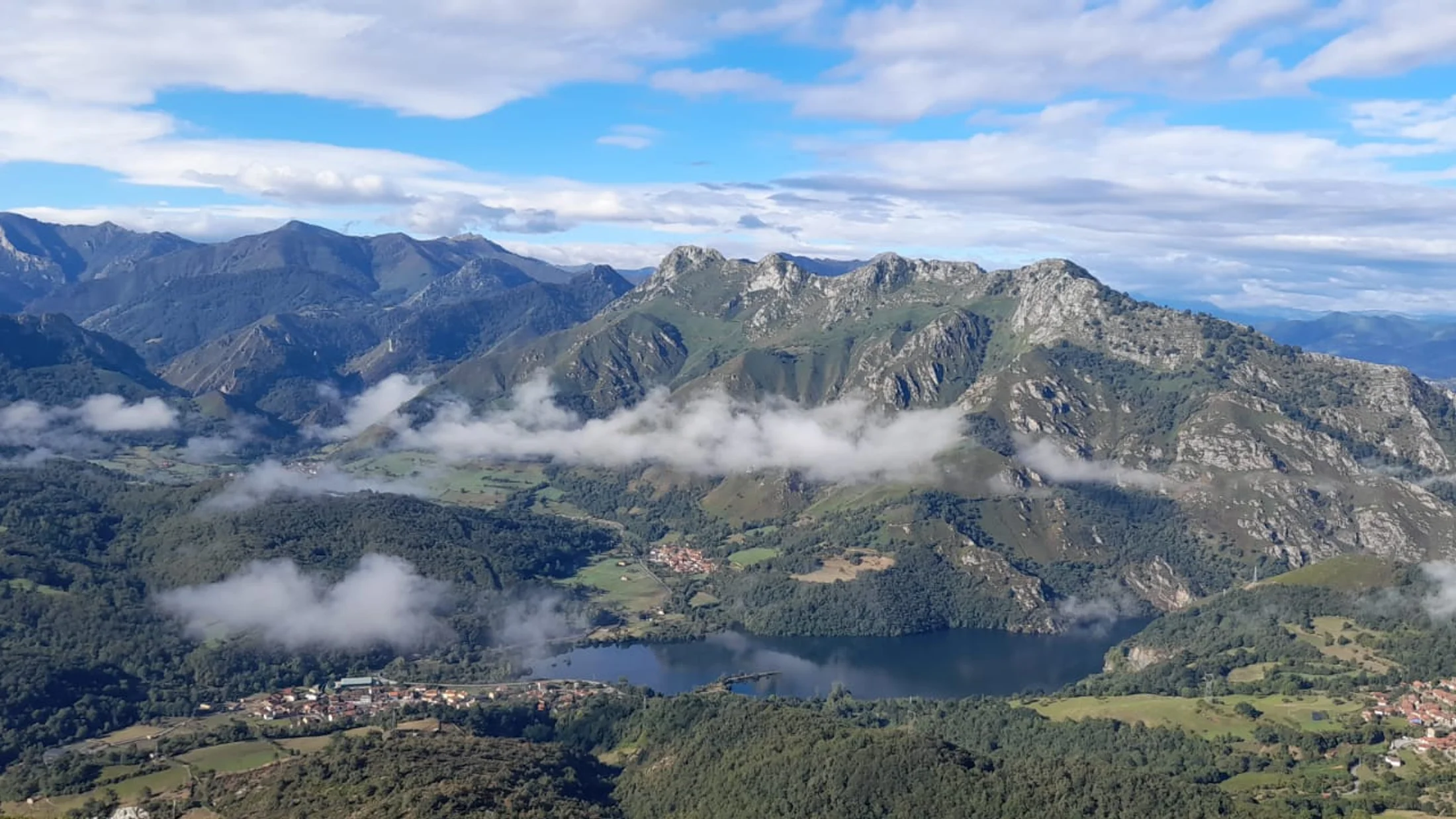 File:Parque Natural de Redes y embalse.jpg