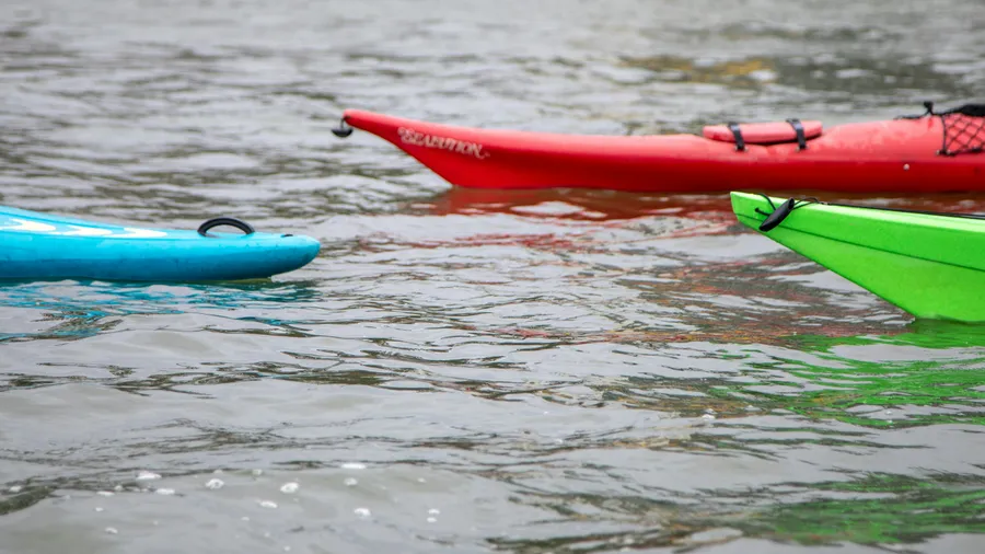 Imagen de Artículo de Blog: Kayak de mar en España: 10 rutas por costas, acantilados y calas