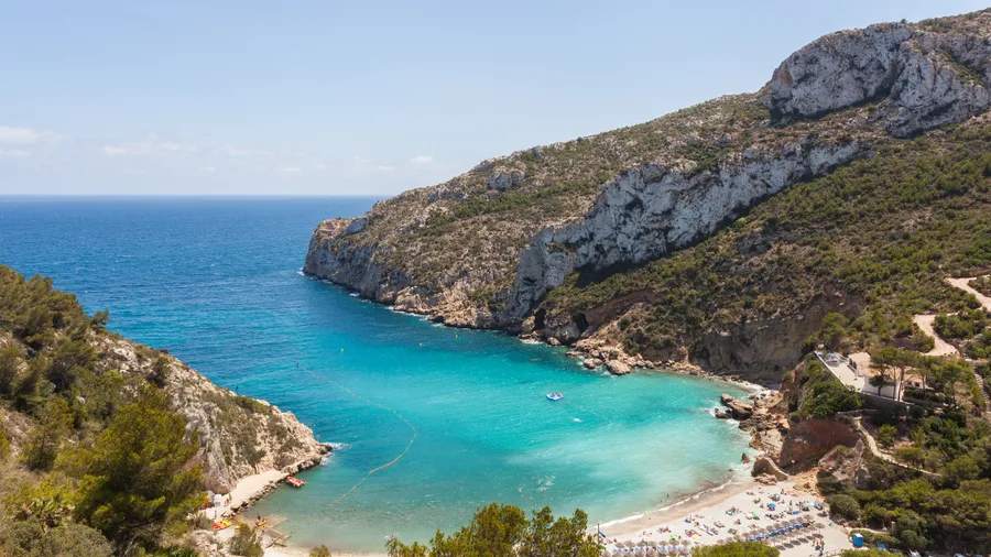 Cala de la Granadella en Jávea, un hermoso destino costero en la provincia de Alicante.