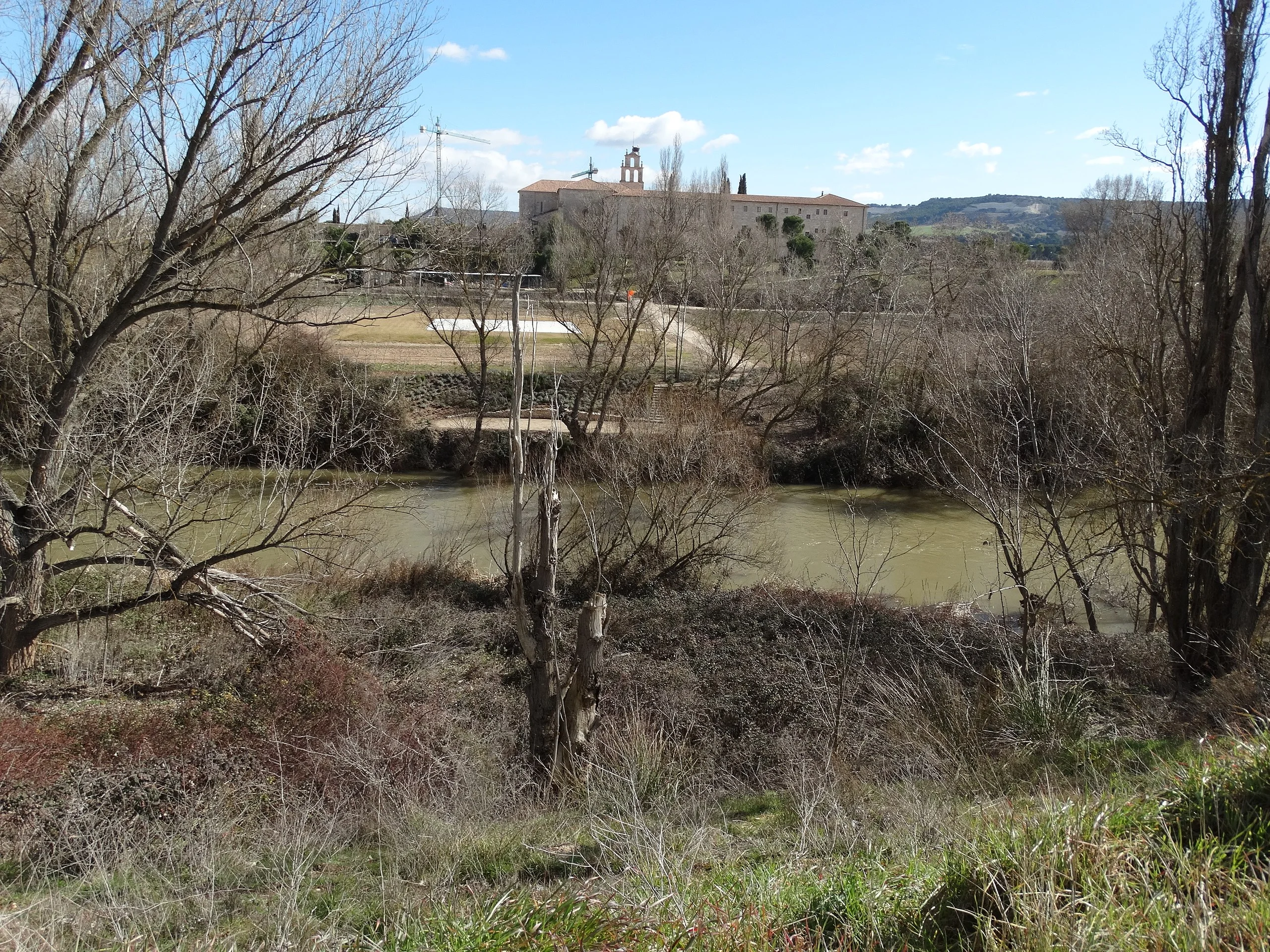 Calles blancas de Frigiliana, pueblo andaluz con vistas al Mediterráneo