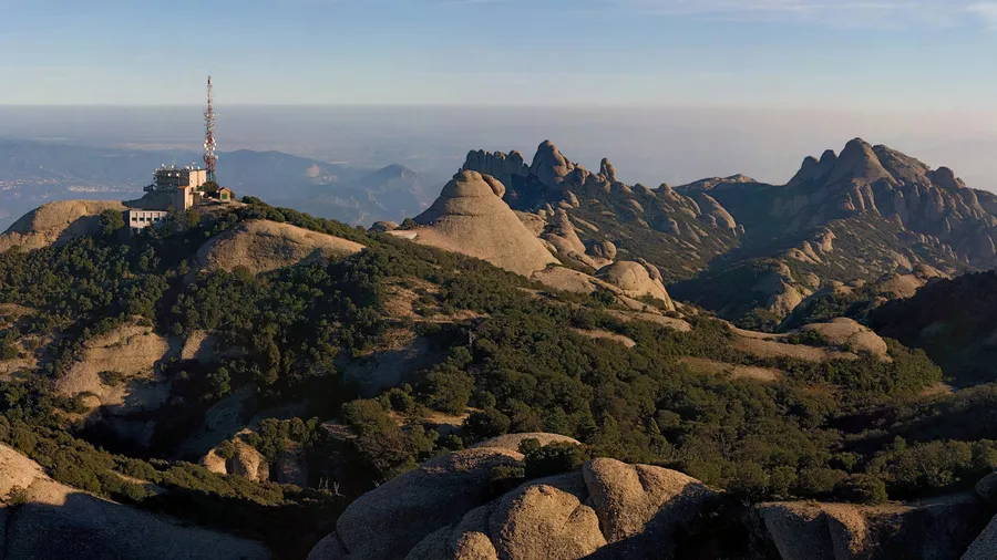 Montañas de Montserrat en Cataluña, España, mostrando un paisaje impresionante.