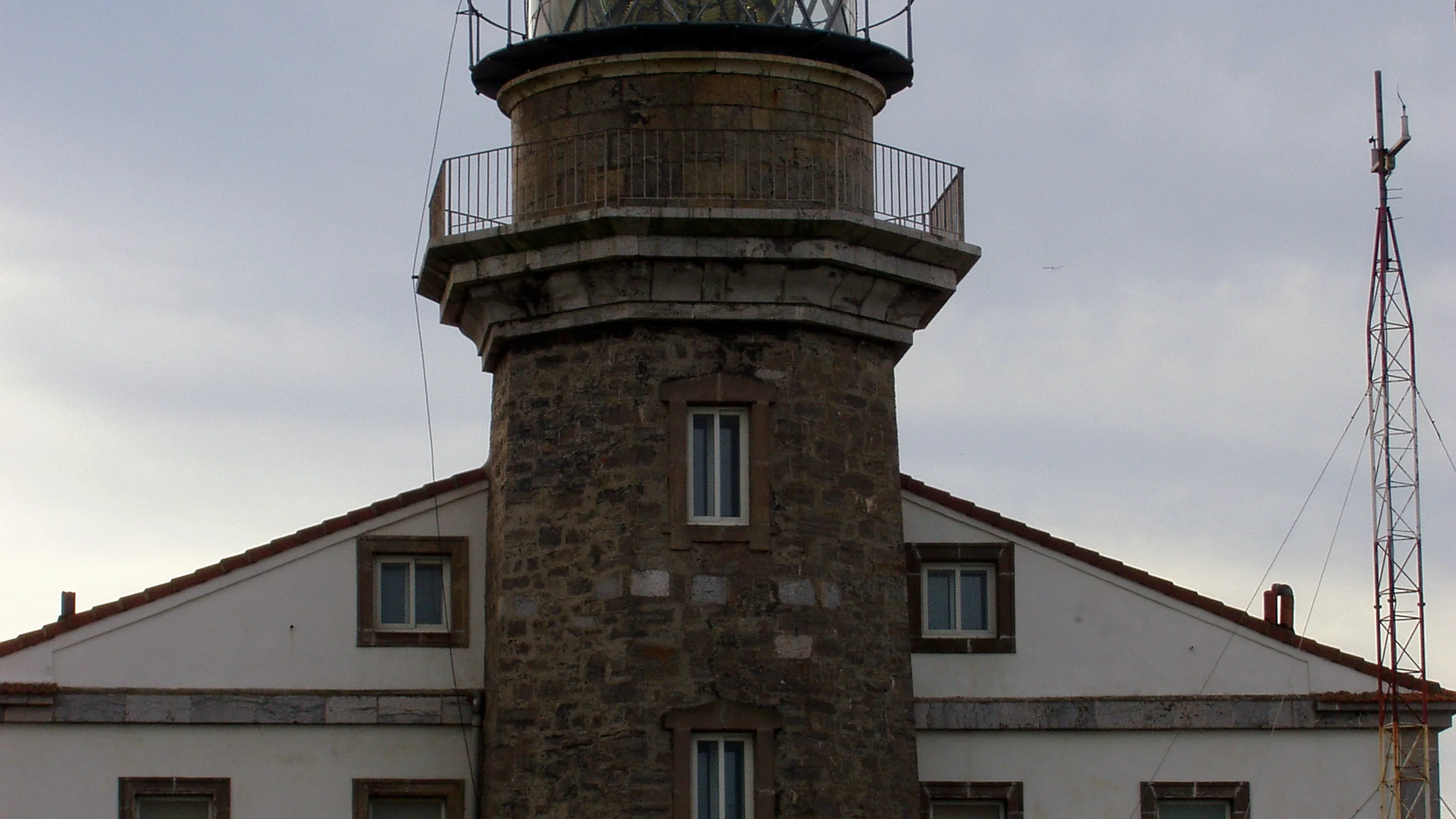 File:Faro de Cabo de Peñas, fachada norte.jpg