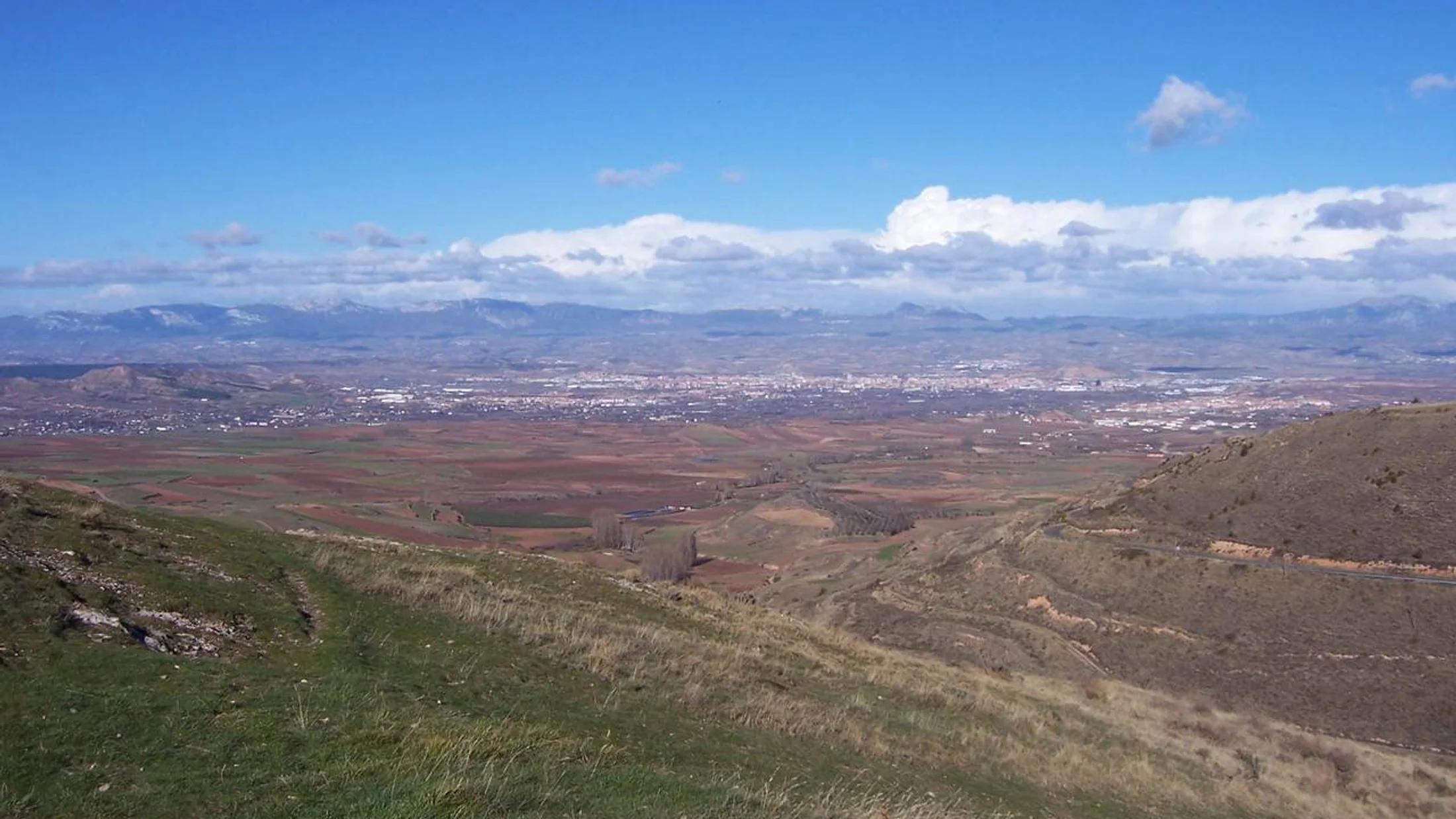 File:Valle del Iregua visto desde Clavijo.JPG