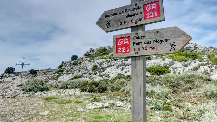 Imagen de Artículo de Blog: Practical guide: how to read mountain trail signs in Spain