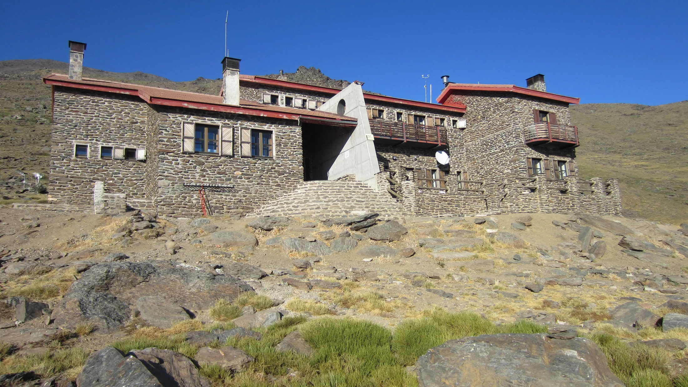 Refugio de Poqueira (2.500 m), gestionado por la Federación Andaluza de Montañismo. Base habitual de las travesías.