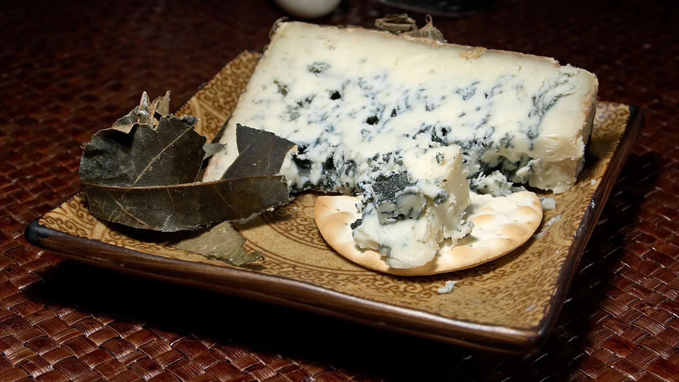 Queso Cabrales D.O.P., madurado en cuevas naturales a 8-12 °C.