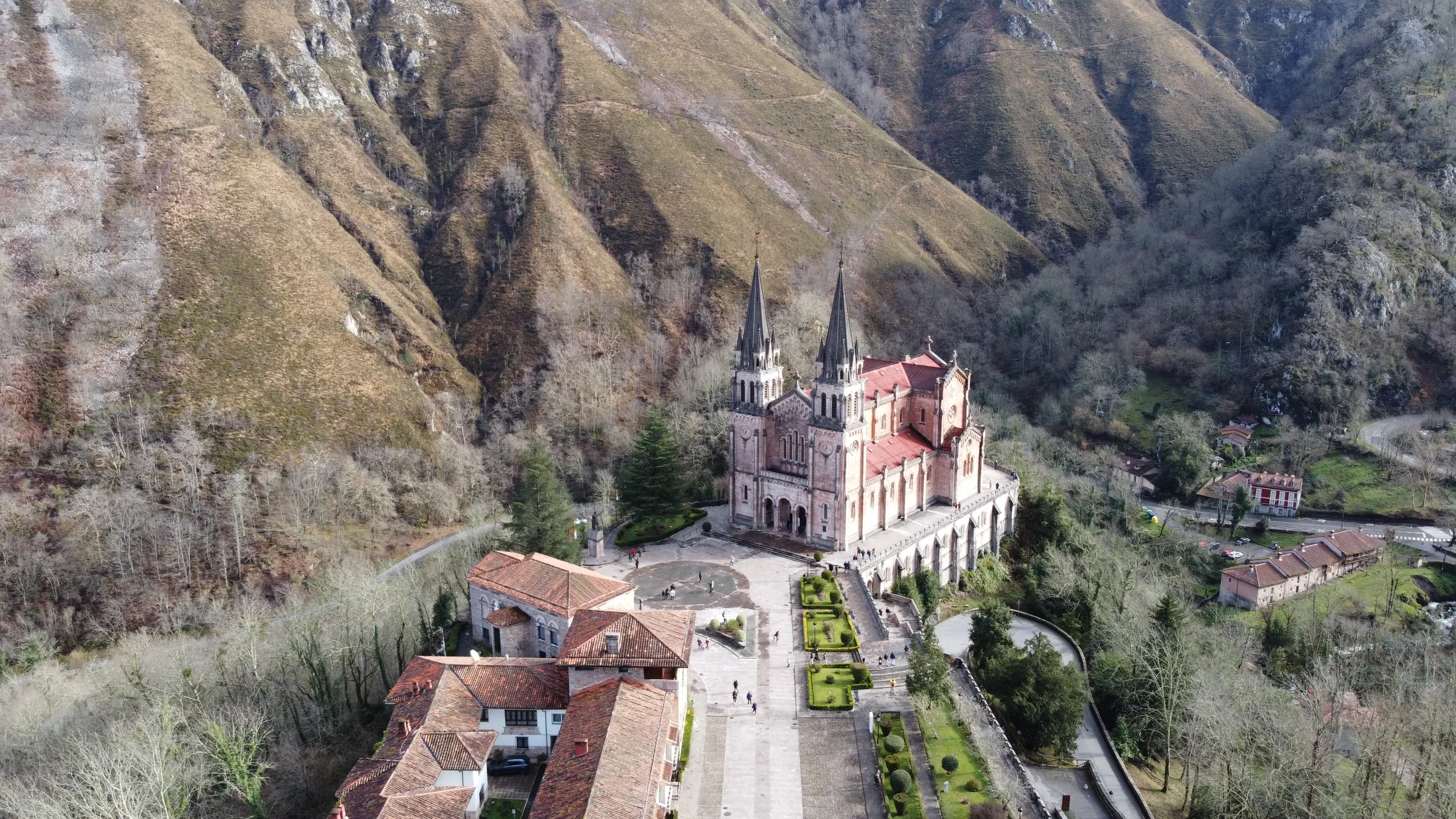 Basílica de Covadonga, punto de salida de la ruta.