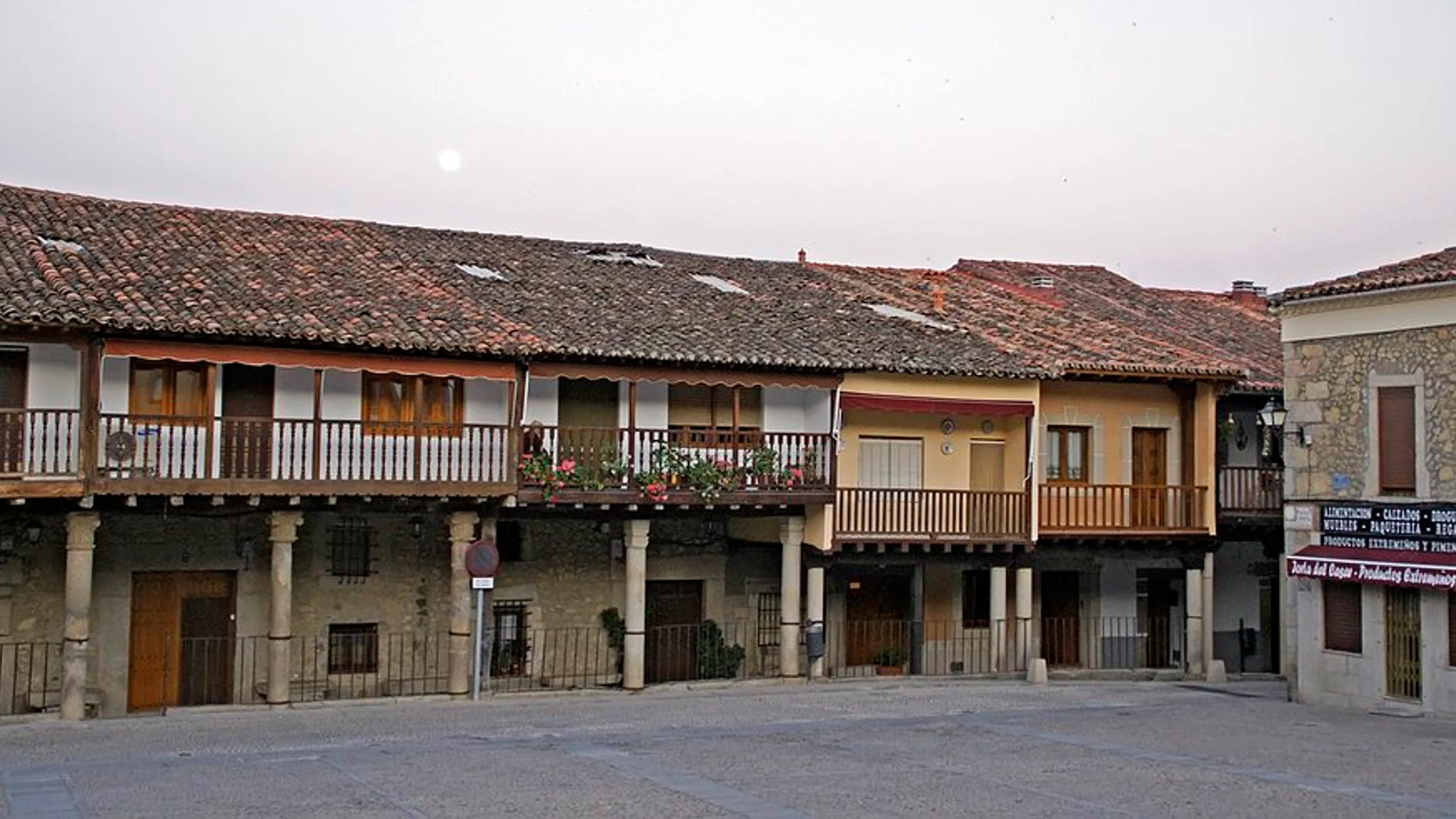 File:Cuacos de Yuste plaza mayor (DavidDaguerro).JPG