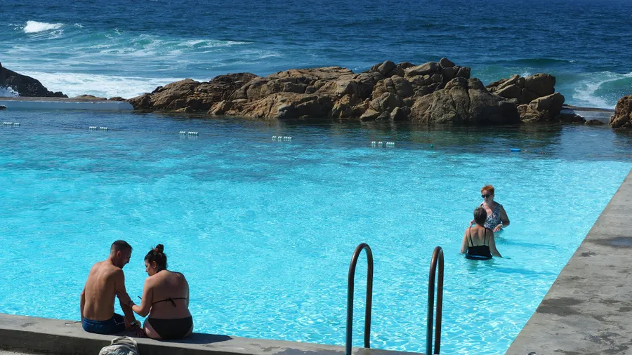 Piscina natural hero background