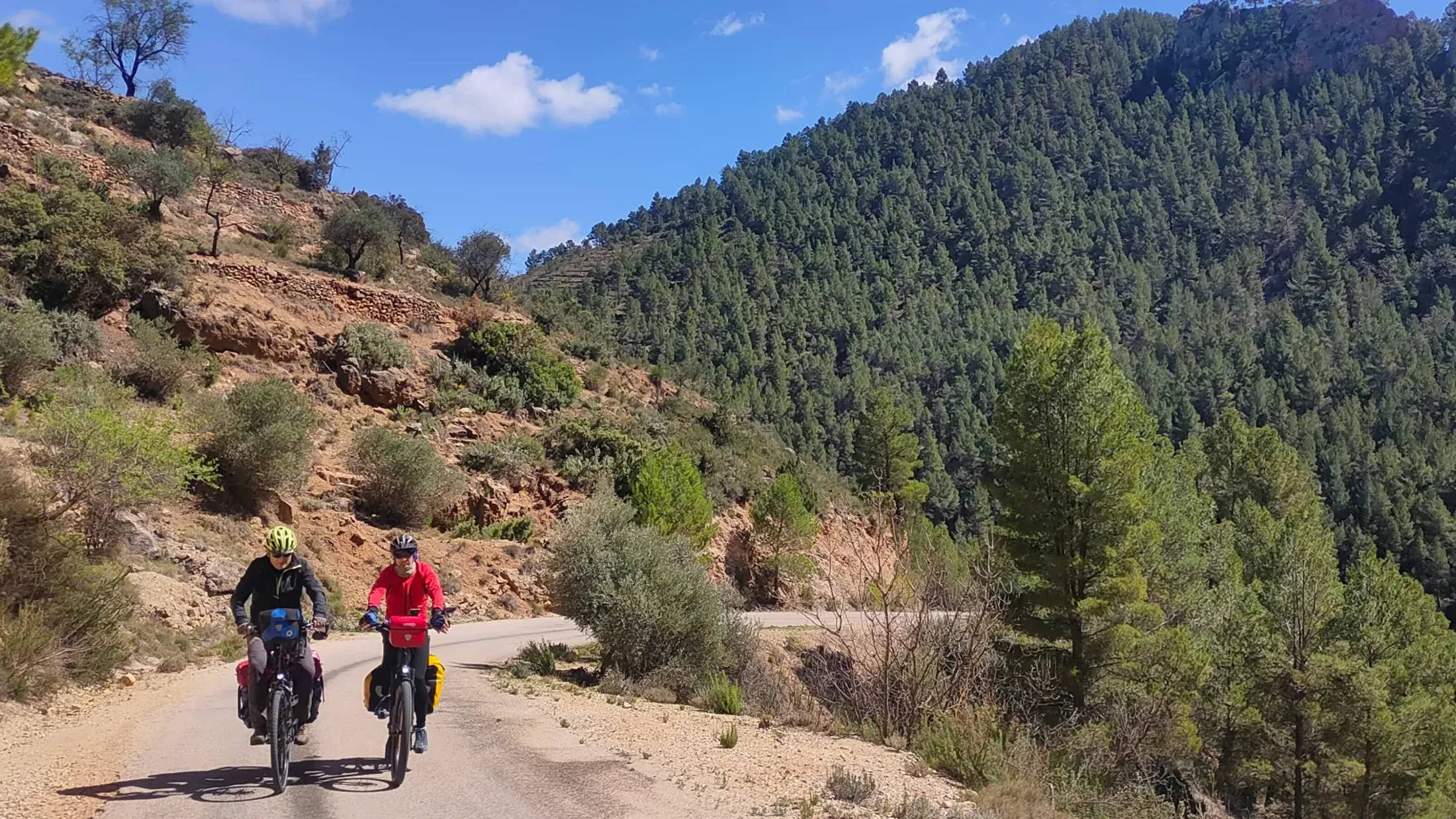 Cicloturismo y gravel en España: 10 rutas de varios días por paisajes espectaculares