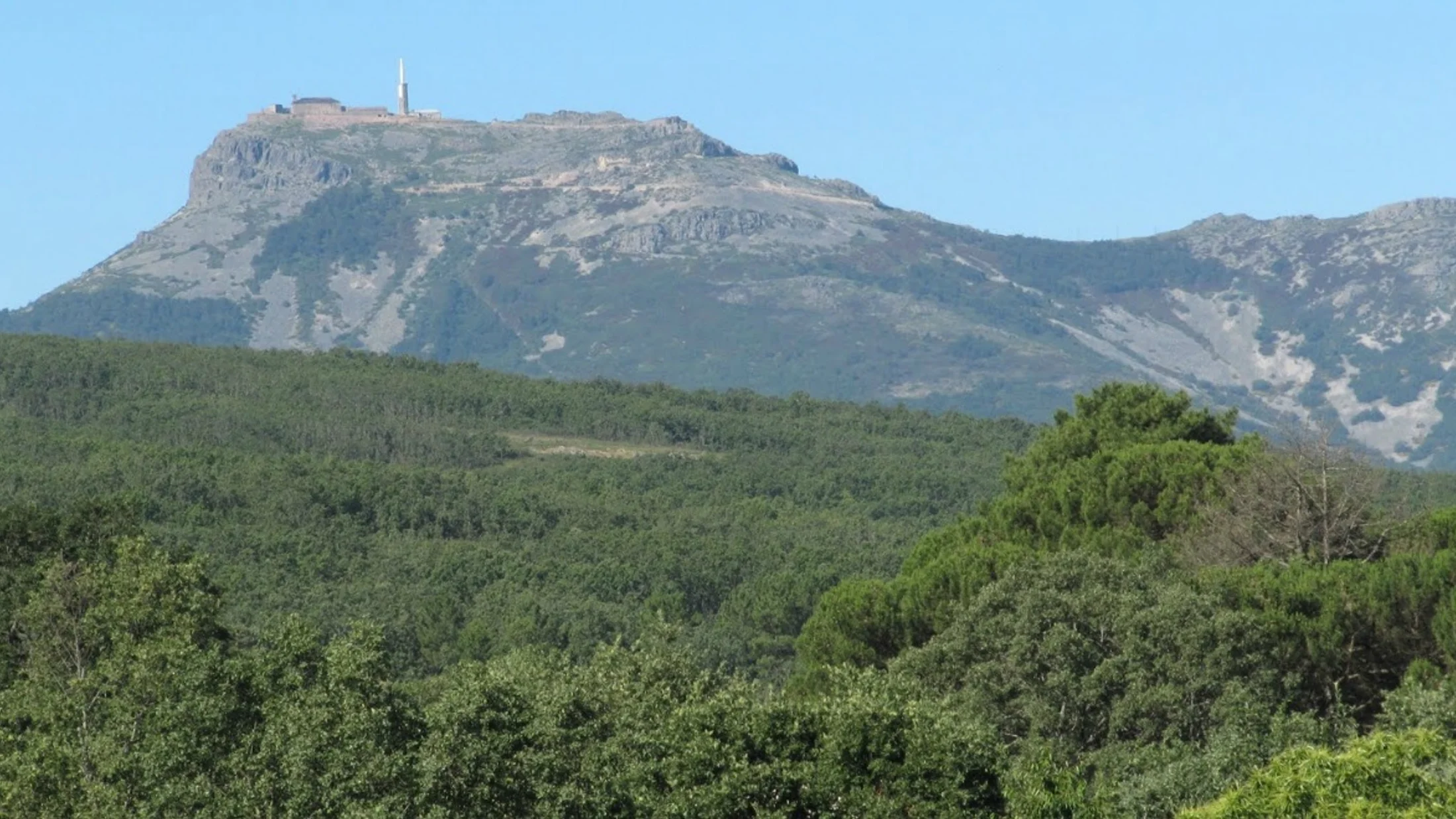 File:Pena de Francia desde Cereceda.jpg