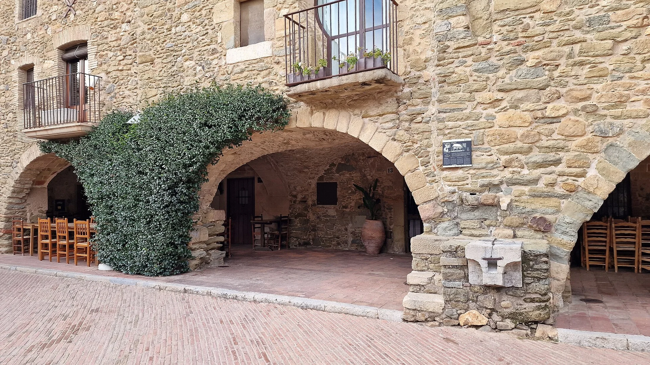 La plaza porticada de Monells, parada obligada de la ruta