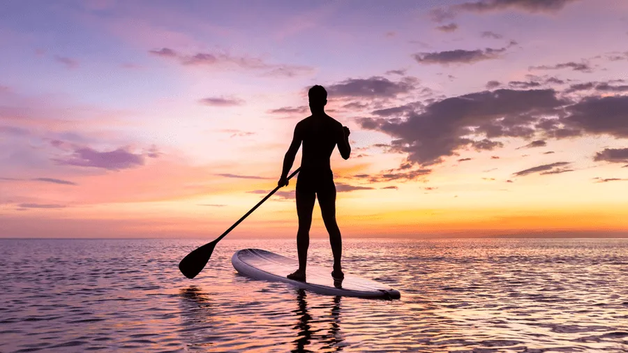Paddle surf en mar abierto: los mejores destinos de España para hacer SUP en el océano