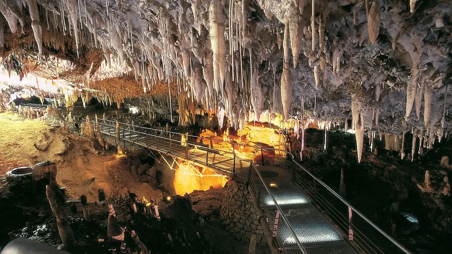 Imagen de Artículo de Blog: Mejores destinos de espeleología en España: las cuevas y simas más espectaculares