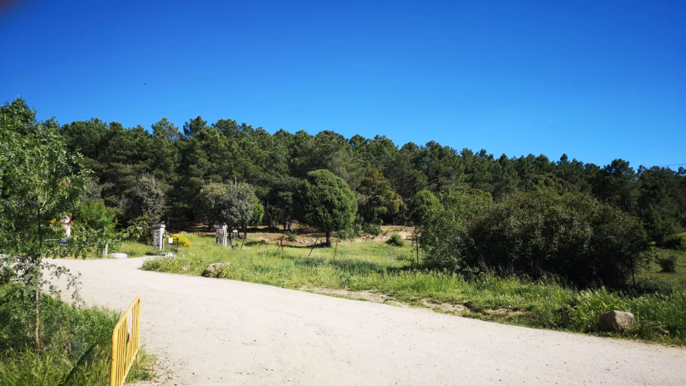 File:Trail to the Guadarrama peak.jpg