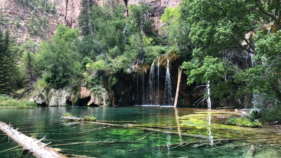 Un río con una cascada y árboles, representando la belleza natural de Las Merindades.