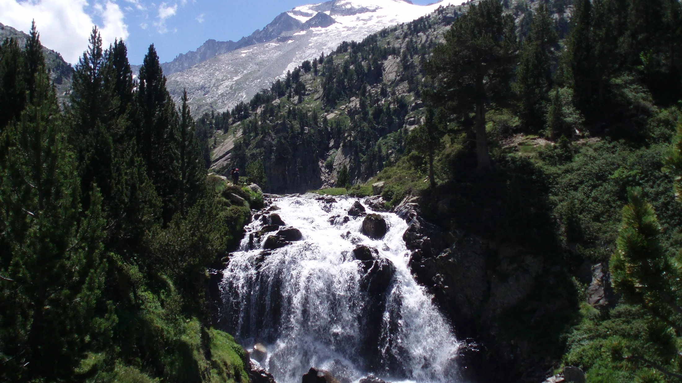 File:Cascada Aigualluts y Aneto.JPG