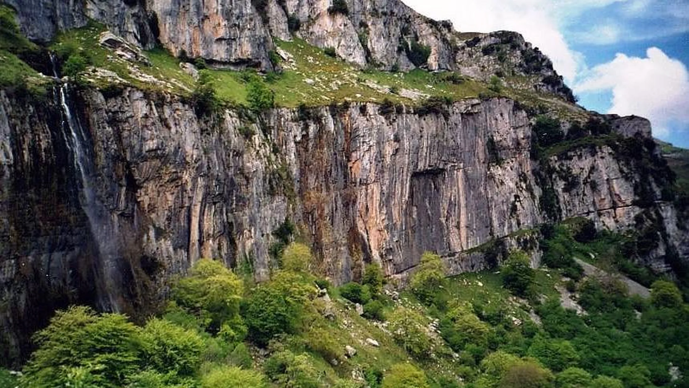 Nacimiento del Asón · resurgencia del sistema cárstico