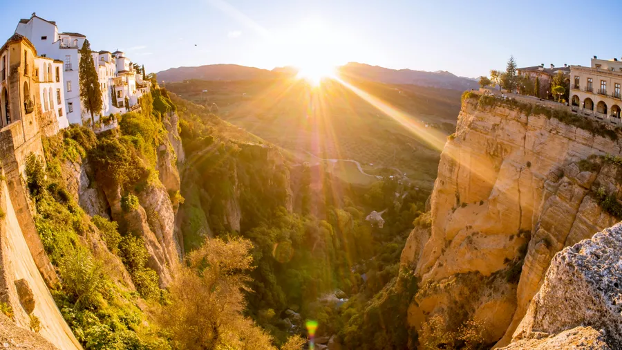 Vista desde el Puente Nuevo en Ronda, Andalucía, España, con un atardecer sobre el paisaje