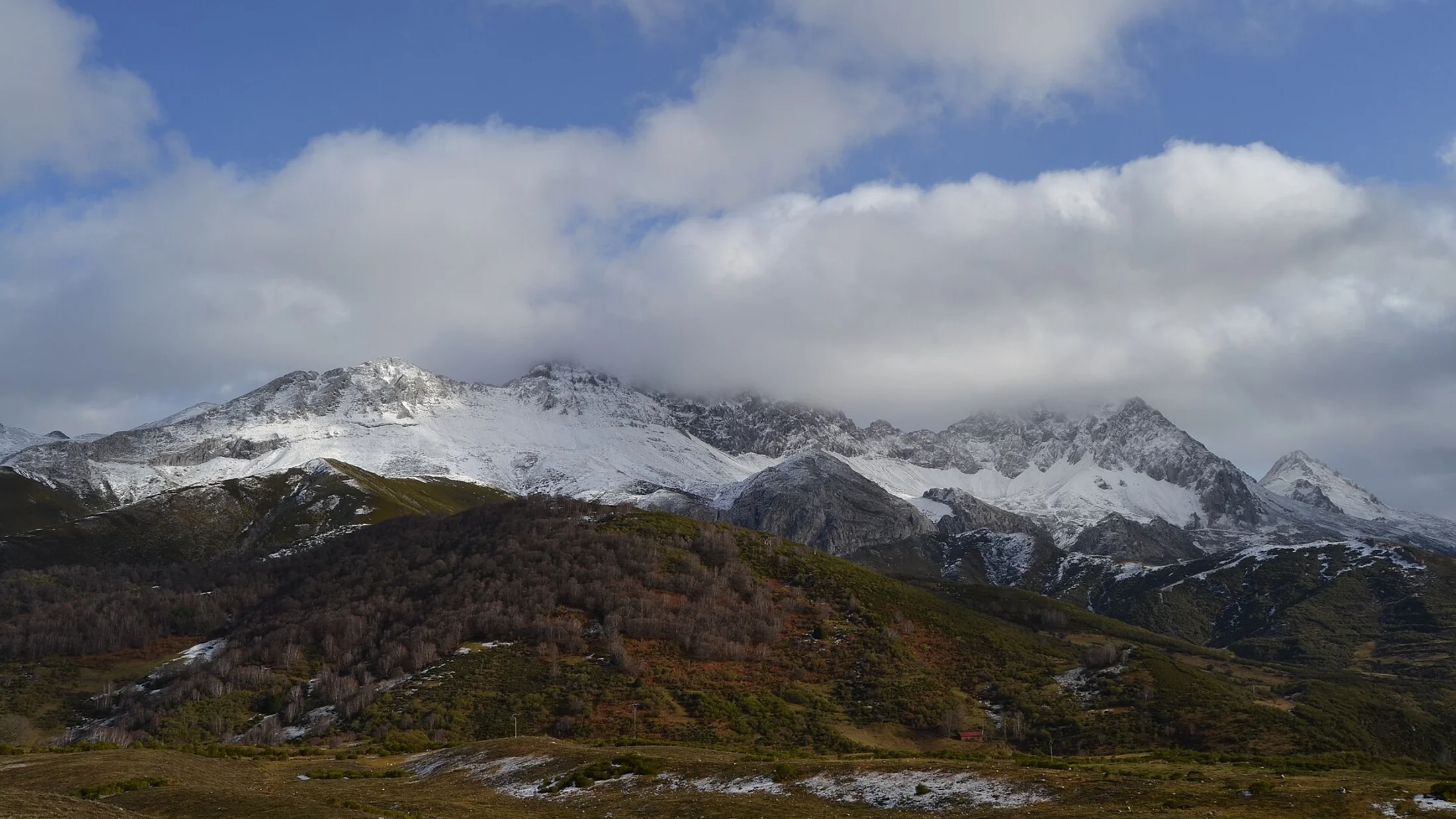 Peña Ubiña entre nubes, cumbre que da nombre al macizo