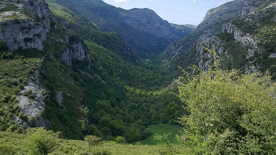 Descenso guiado en kayak por el río Asón en Cantabria
