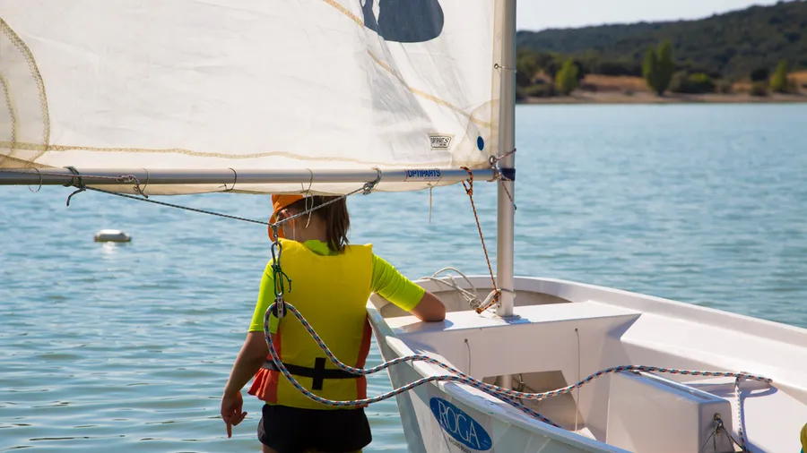 Aprender a navegar a vela en España: cursos para principiantes, patentes y los mejores destinos