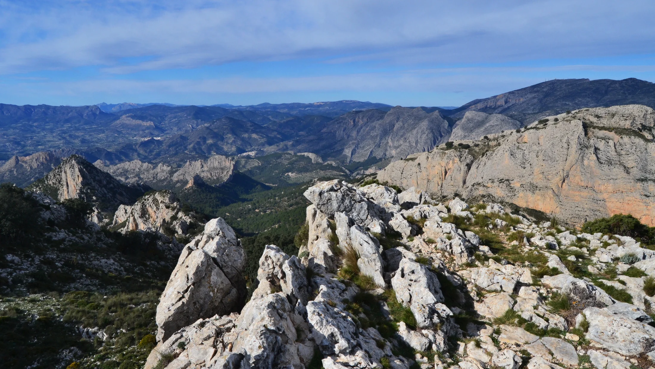 File:Vista cap a Relleu i Sella des del Ponoig.jpg