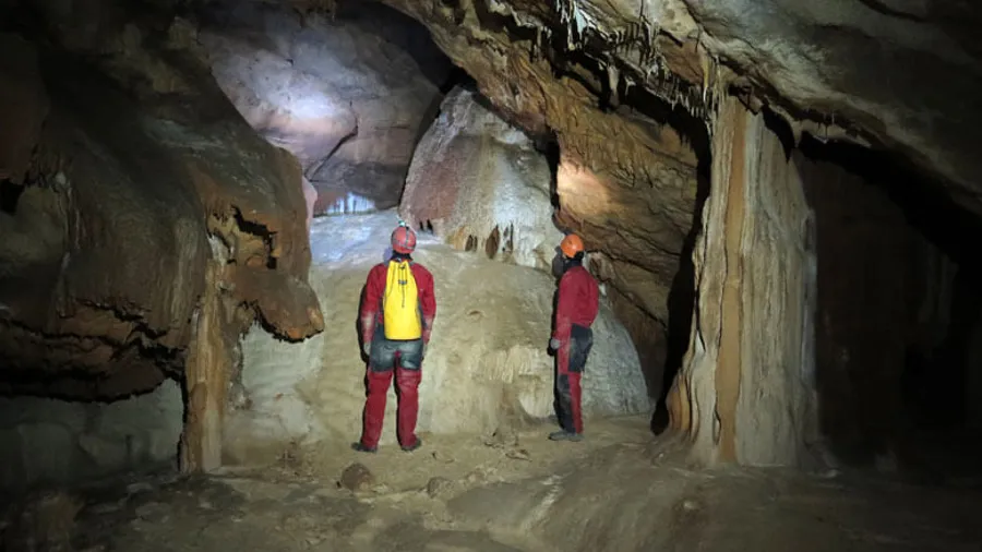 Espeleología en la Cueva Marco (Mañaria)