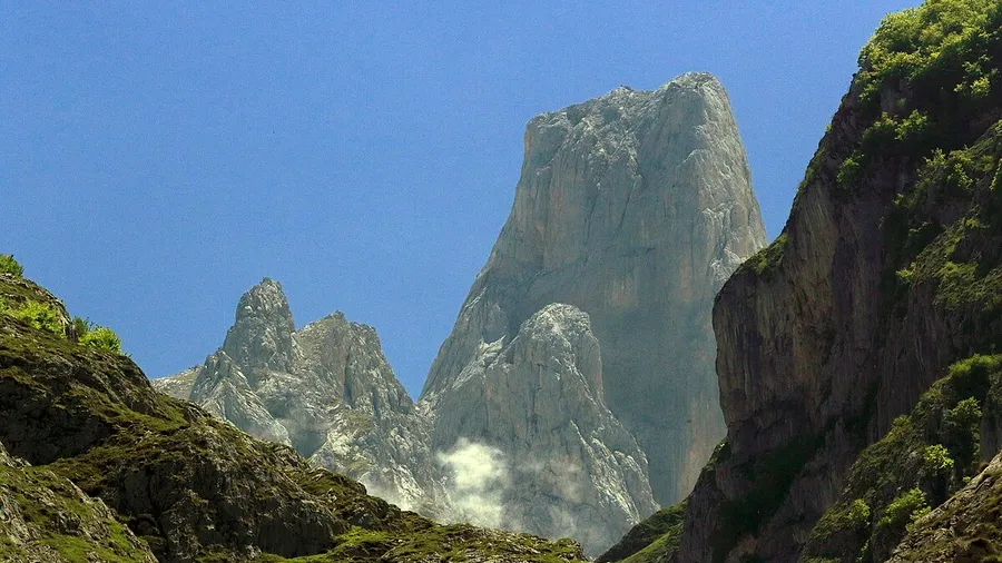 Escalada guiada en el Pico Uriellu (Naranjo de Bulnes) en Asturias
