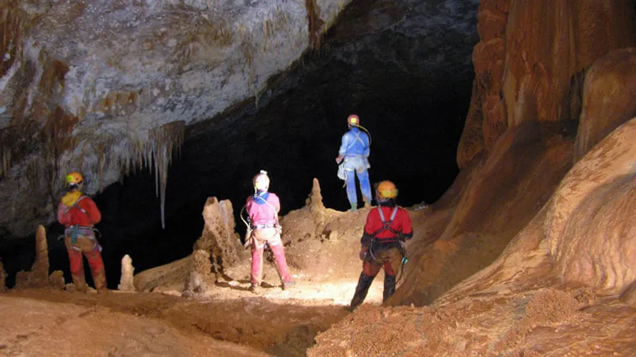 Espeleología en la Cueva de Deba (Gipuzkoa)