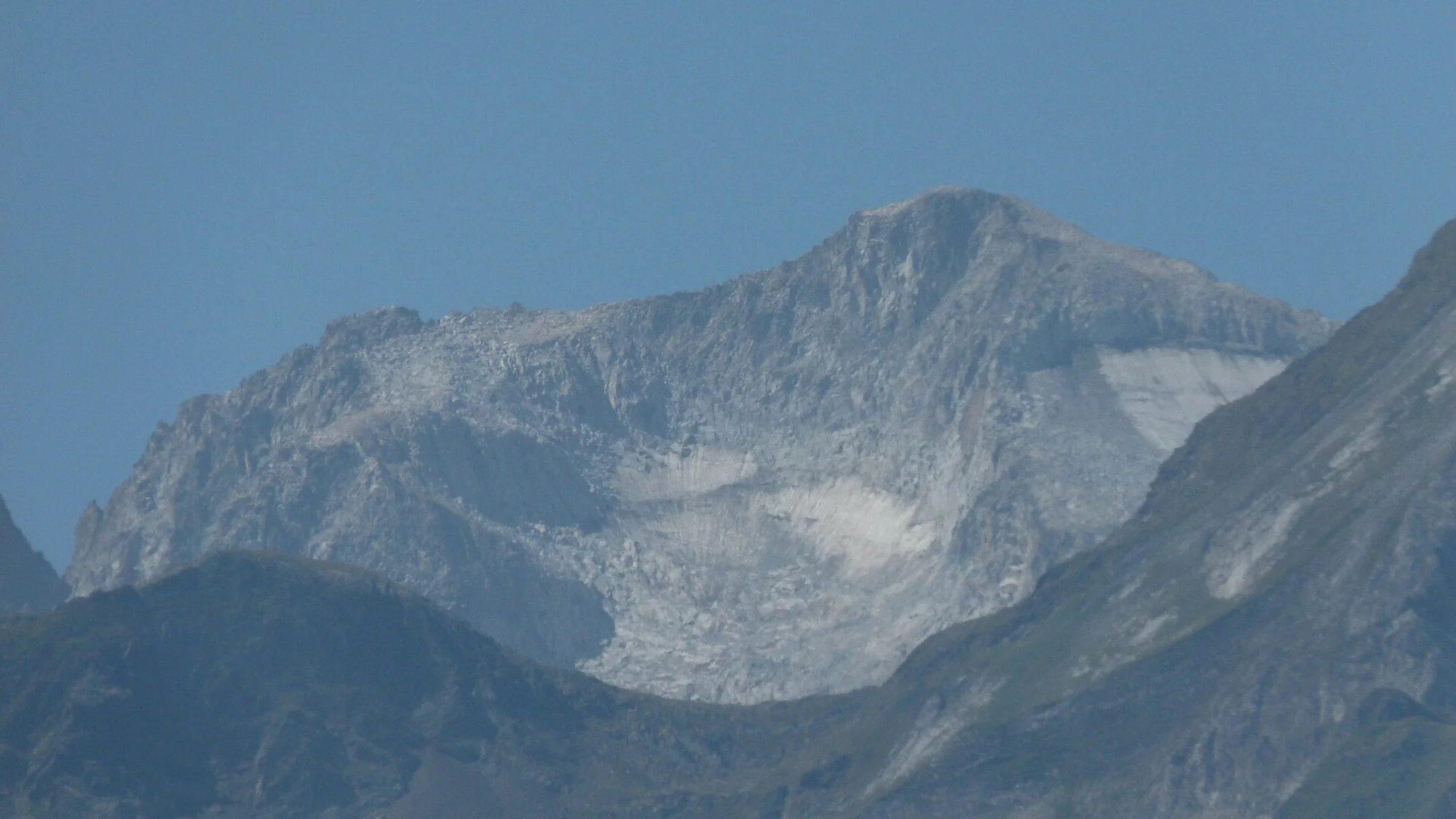 El Aneto (3.404 m), techo del Pirineo