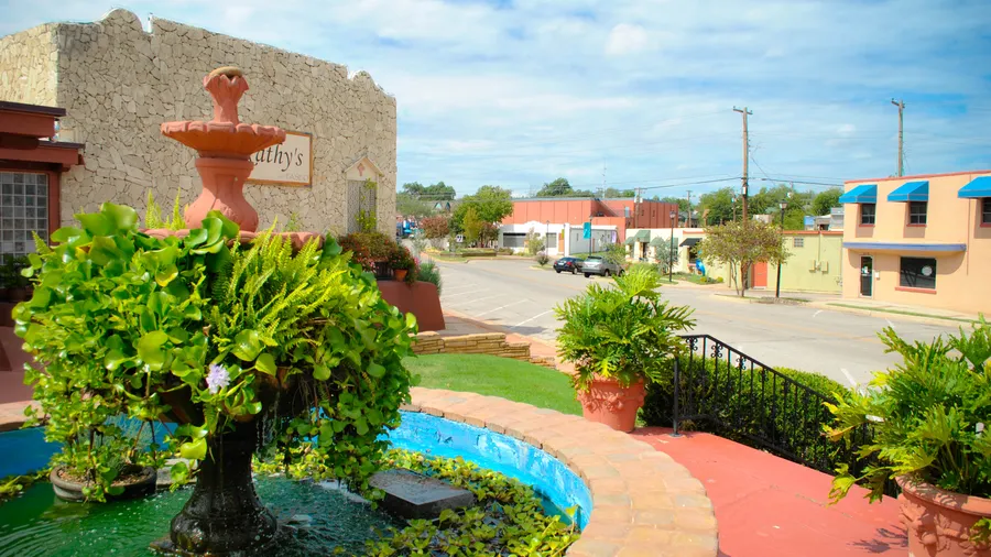 Una calle pintoresca en un pueblo español que evoca la sensación de tiempos pasados.