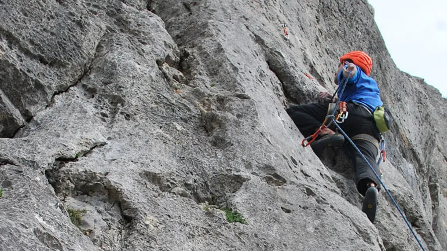 Escalada en roca caliza en el Santuario de Oro, Álava
