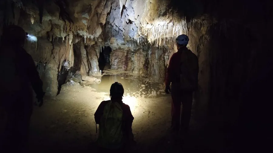 Espeleología familiar en la Cueva Los Tocinos, Guriezo (Cantabria)