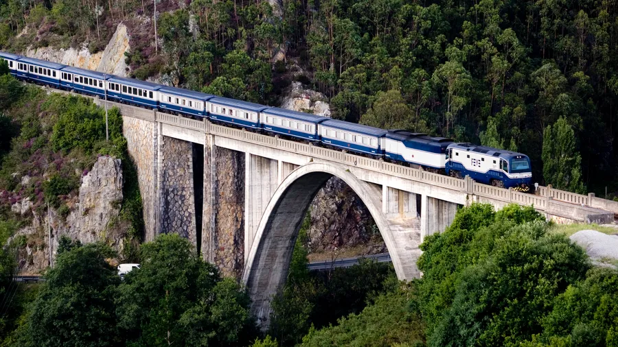 El Transcantábrico cruzando el Viaducto de Luarca, mostrando el paisaje natural de España.