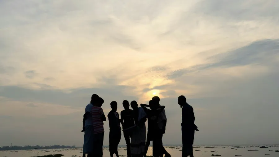 Con amigos hero background