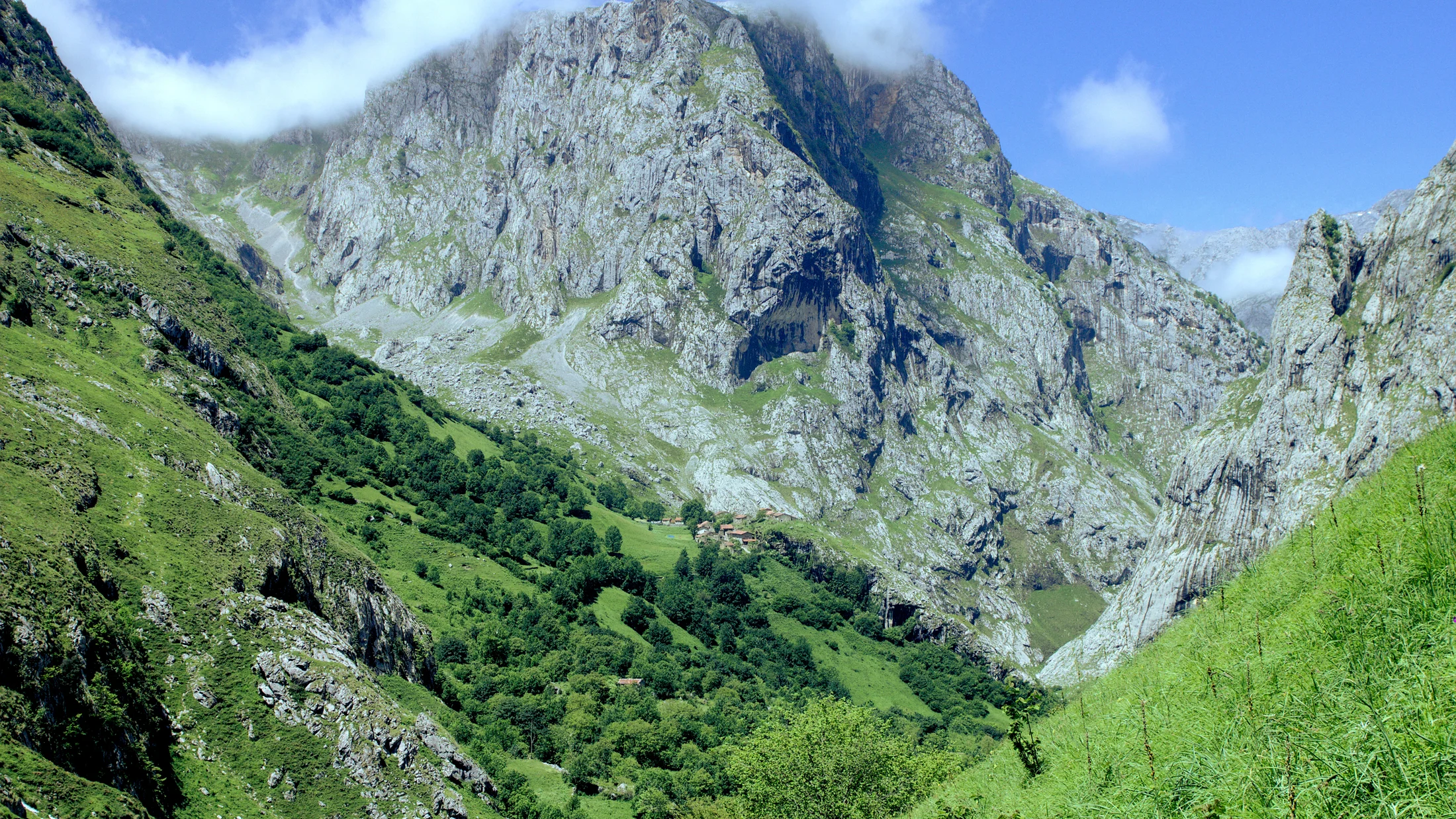 Bulnes: el último pueblo de España sin acceso por carretera.