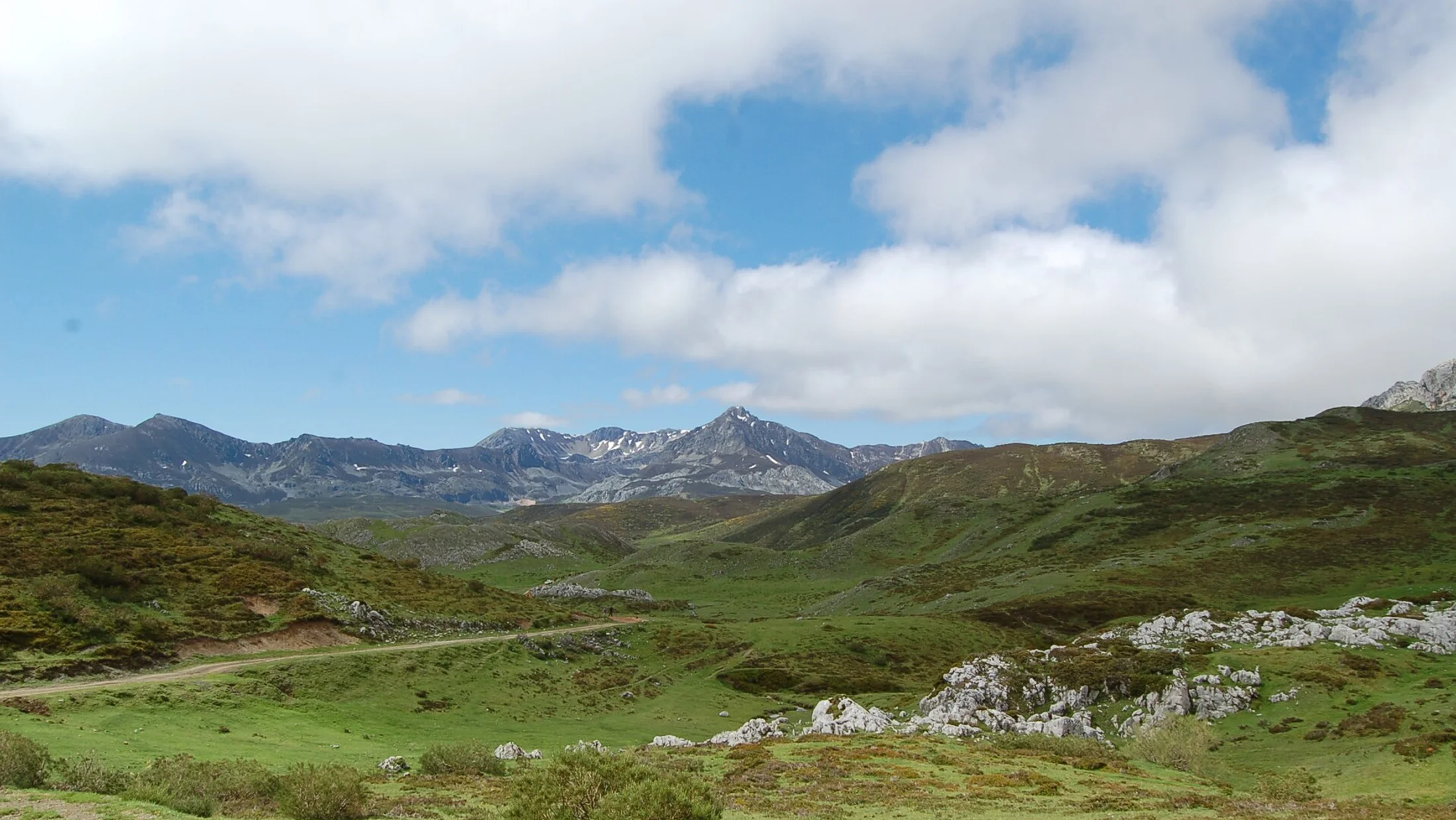 Camino al lago Ubales, de origen glaciar, en Redes