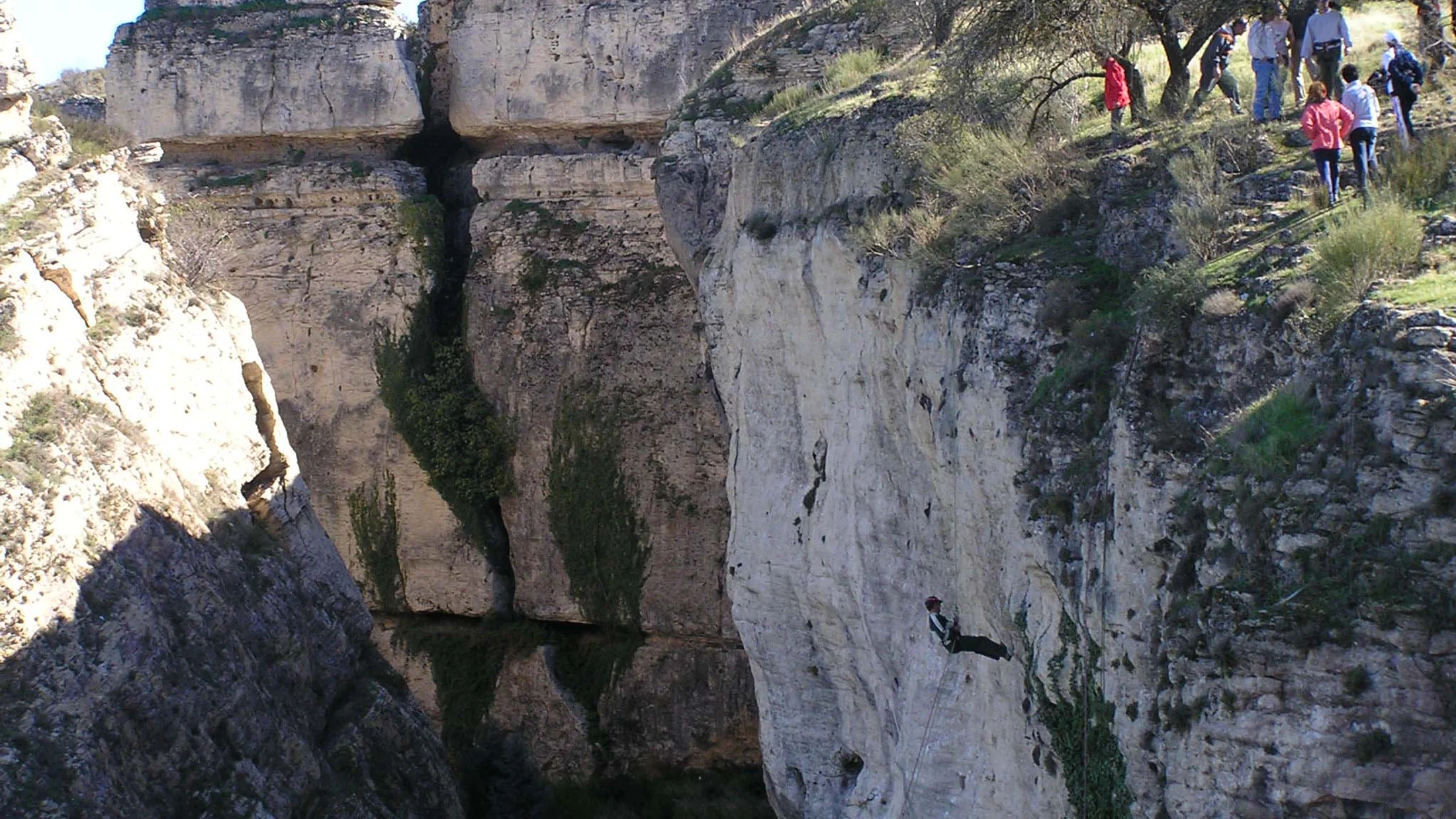 Rapel en España: 10 cascadas y paredes para descender verticalmente