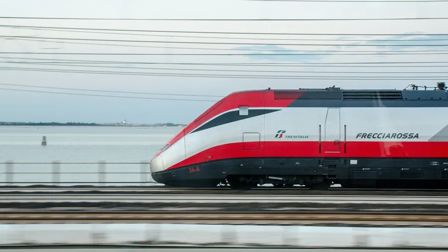 Un tren en las vías, simbolizando escapadas desde Madrid
